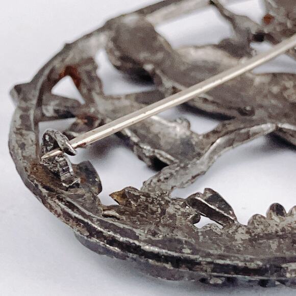 Vintage 1930s Brooch Dutch Folk Couple Windmill Scene C Clasp Pot Metal Pin - Picture 11 of 11